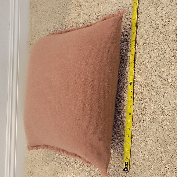 Vince 100% cashmere 21" plush pillow mauve color - Picture 5 of 7